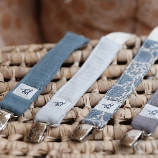 Attache tétine tissu bleu