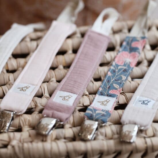 Attache tétine tissu rose