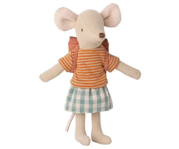 Grande soeur souris et son sac à dos