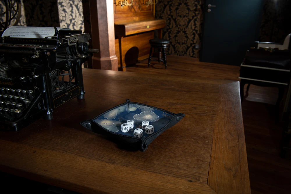 Mockup_462_20x20c_Scene3_1800x1800