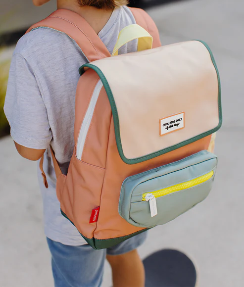 sac-a-dos-colore-enfants-marron-vert-format-carre-hello-hossy