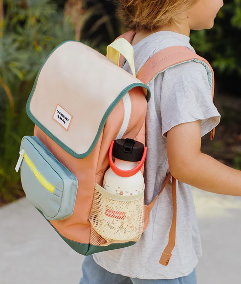 sac-a-dos-enfants-classeur-A4-marron-vert-format-carre-hello-hossy
