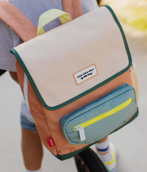 sac-a-dos-maternelle-enfants-marron-vert-format-carre-hello-hossy