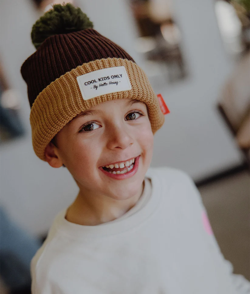 bonnet-colore-enfants-bebes-avec-pompon-marron-beige-hello-hossy