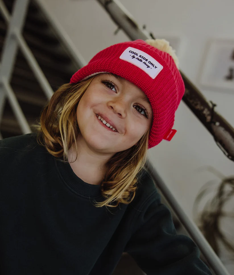 bonnet-colore-enfants-bebes-avec-pompon-rose-hello-hossy