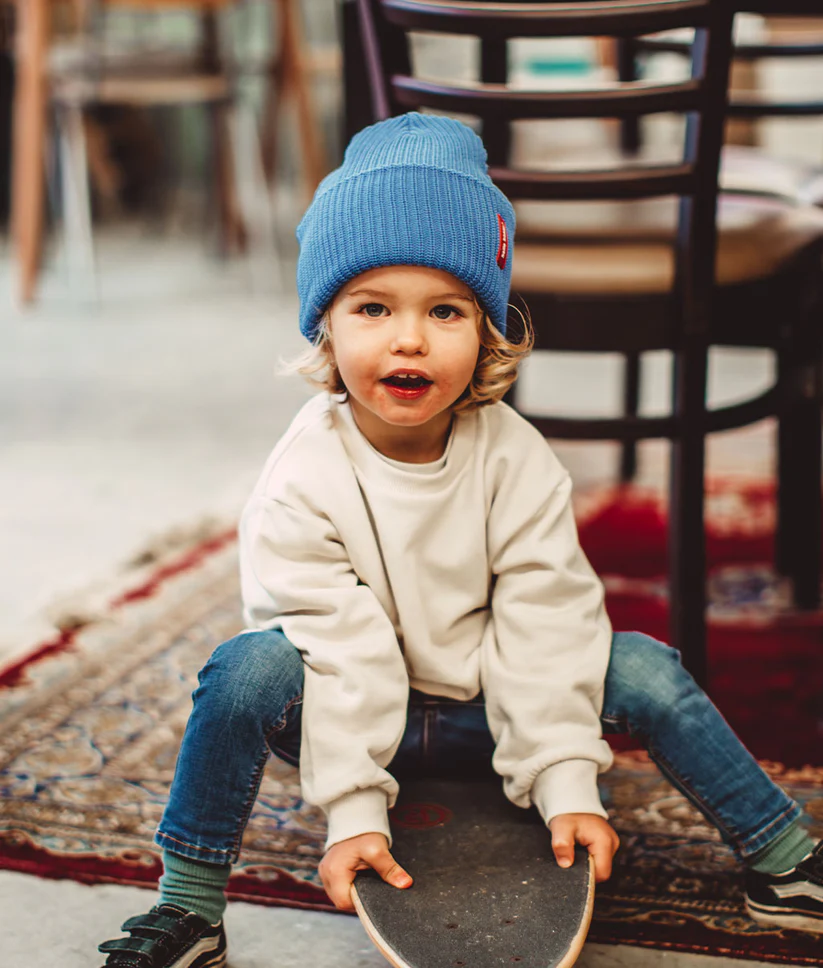 bonnet-colore-enfants-bebes-flow-sans-pompon-bleu-hello-hossy