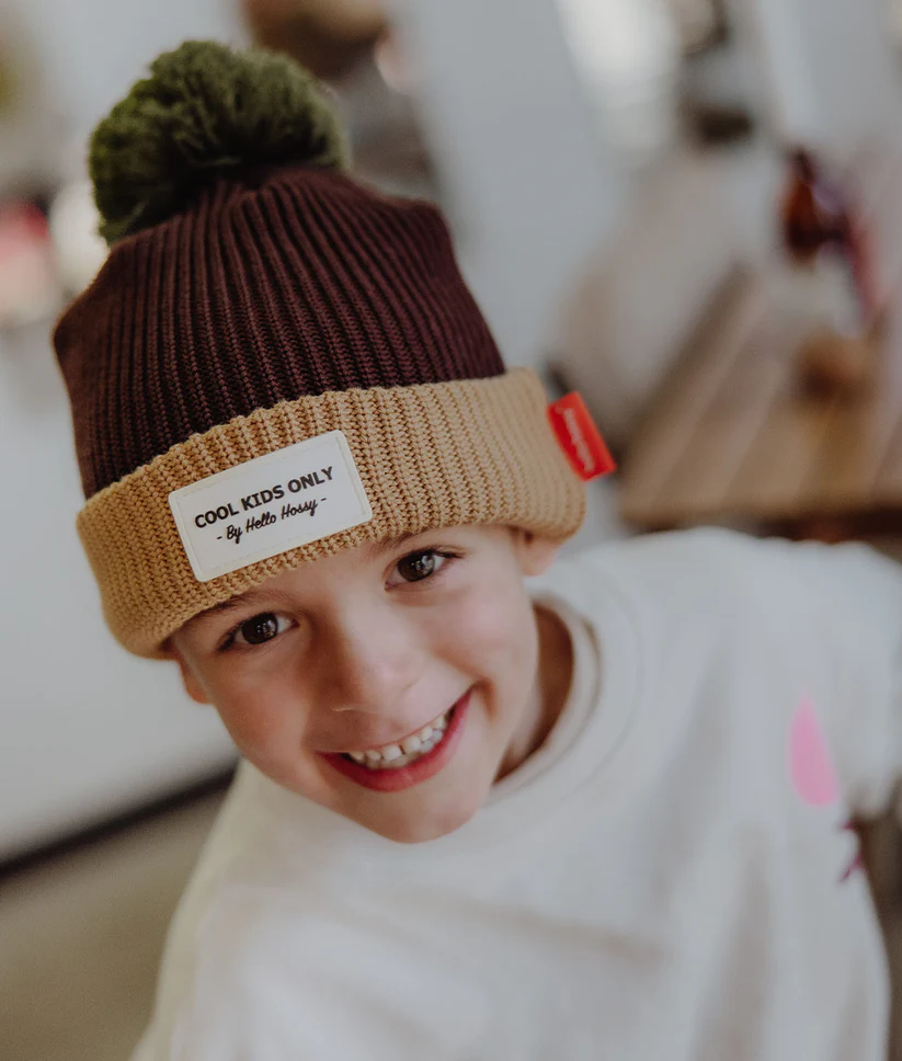 bonnet-enfants-bebes-avec-pompon-eco-responsable-marron-beige-hello-hossy