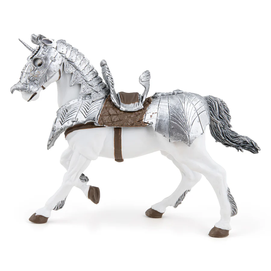 Cheval blanc en armure