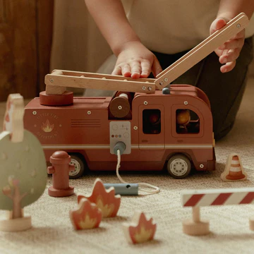 0030800_brandweerwagen-met-pegdolls-fsc